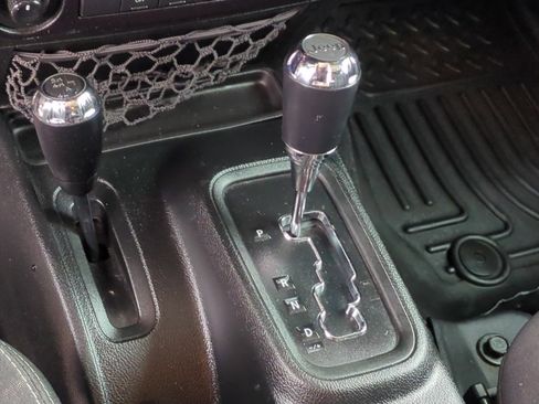 Used 2018 Jeep Wrangler Unlimited Sahara image 23