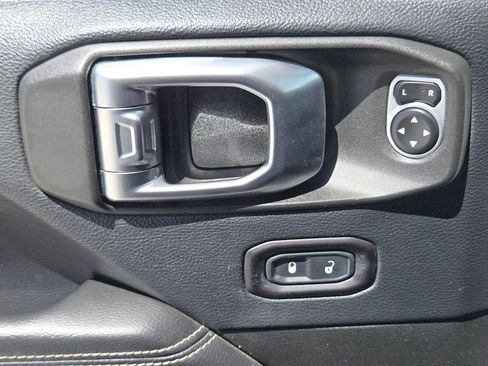 Used 2018 Jeep Wrangler Unlimited Sahara AWD/4WD image 21