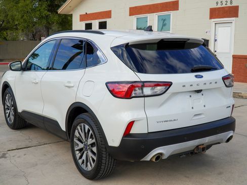 Used 2020 Ford Escape Titanium image 4