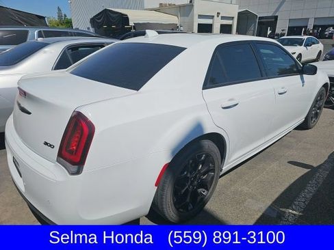 Used 2022 Chrysler 300 Touring L w/ Popular Equipment Group AWD/4WD image 4