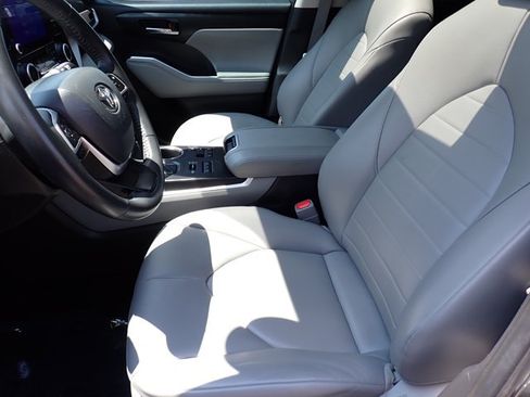Used 2024 Toyota Highlander XLE AWD/4WD image 14