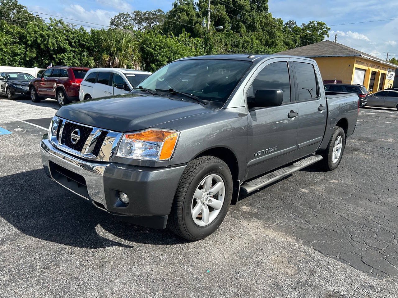 Used 2014 Nissan Titan SV w/ SV Value Truck Package RWD image 4