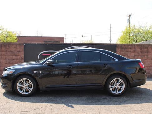 Used 2017 Ford Taurus SE FWD image 2