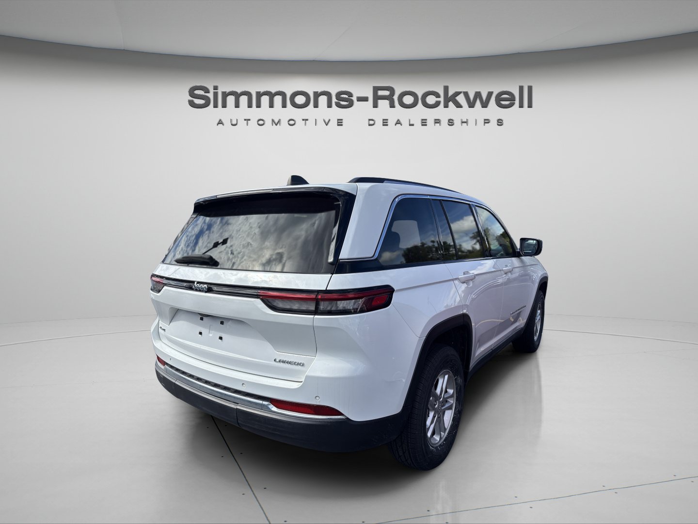 Used 2023 Jeep Grand Cherokee Laredo w/ Luxury Tech Group I AWD/4WD image 4