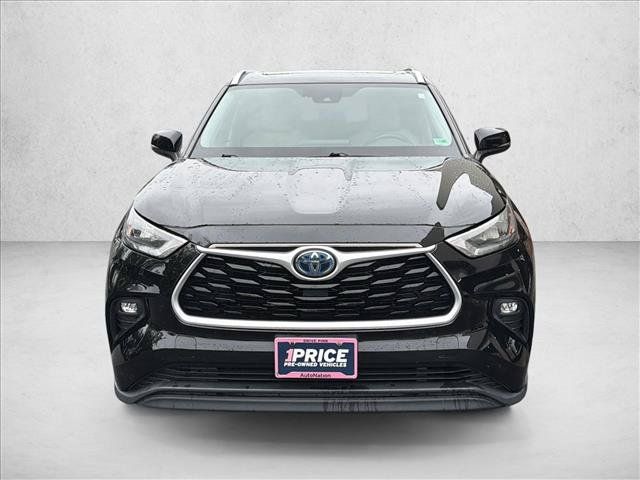 Used 2020 Toyota Highlander XLE AWD/4WD image 2