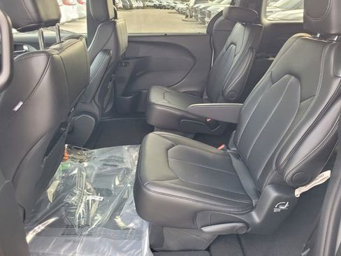 New 2026 Chrysler Pacifica Select image 5
