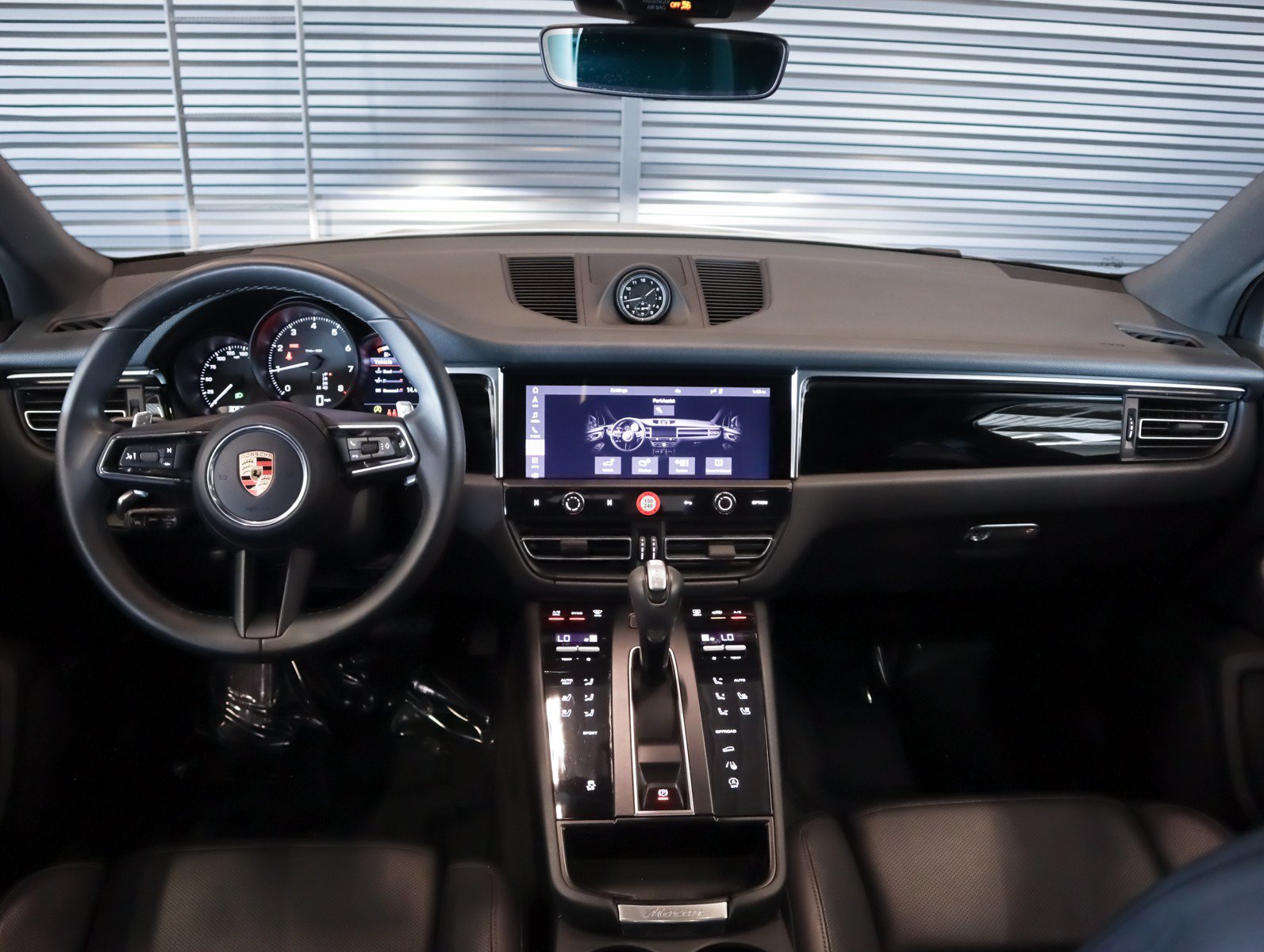 Certified 2024 Porsche Macan AWD/4WD image 16