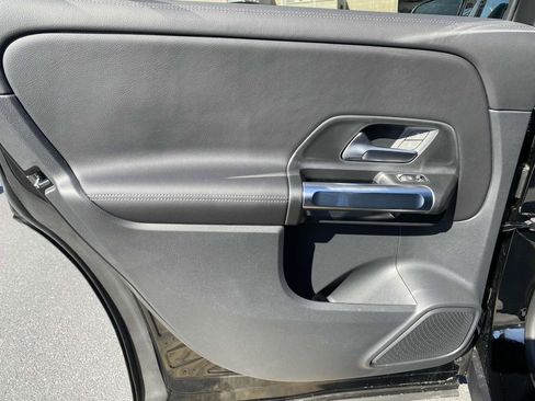 Used 2025 Mercedes-Benz GLB 250 image 12