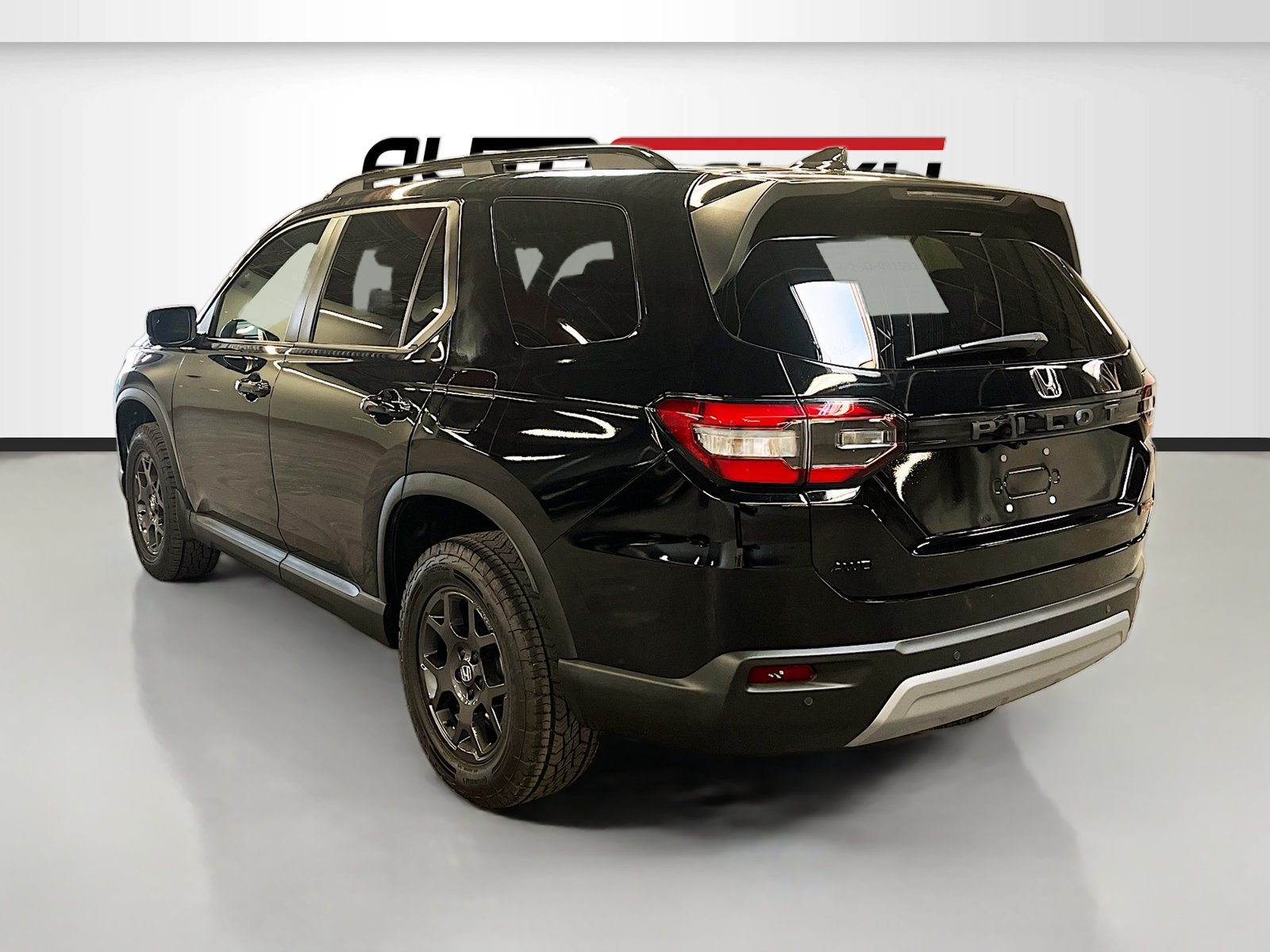 Used 2025 Honda Pilot TrailSport image 5