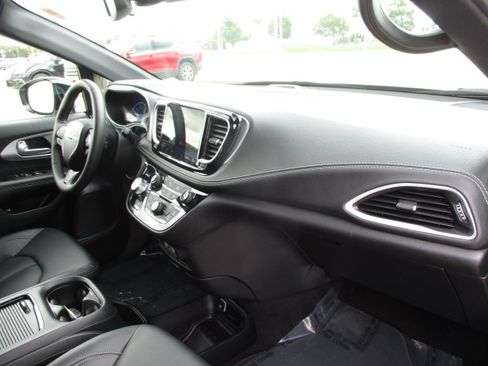 Used 2024 Chrysler Pacifica Limited FWD image 44
