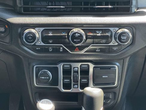Used 2025 Jeep Gladiator Overland AWD/4WD image 19