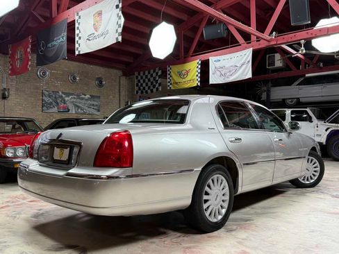 Used 2003 Lincoln Town Car Executive RWD image 4