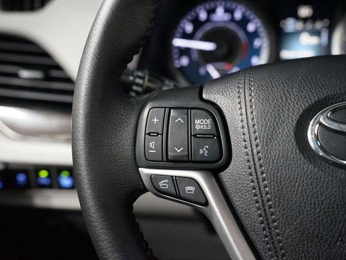 Used 2017 Toyota Sienna XLE image 14