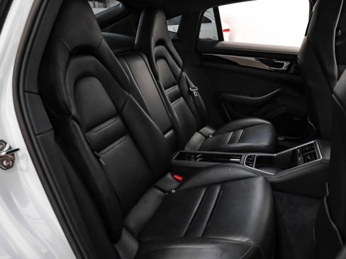 Used 2019 Porsche Panamera image 32