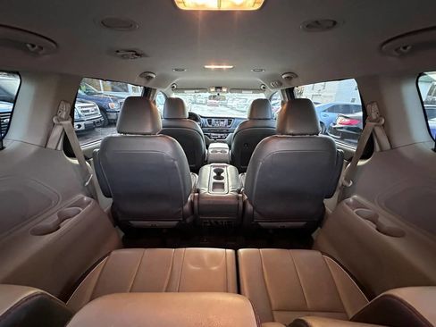 Used 2017 Kia Sedona LX w/ LX Essentials Premium Package image 16