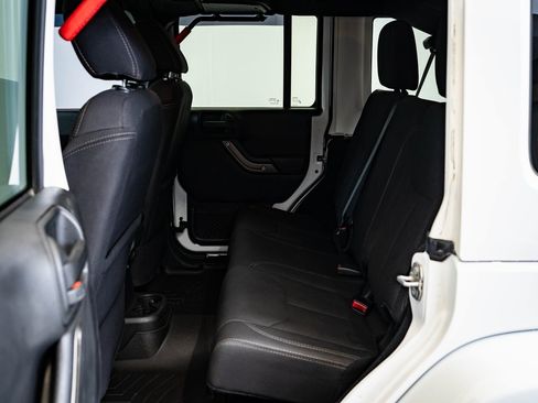 Used 2018 Jeep Wrangler Unlimited Sport image 29