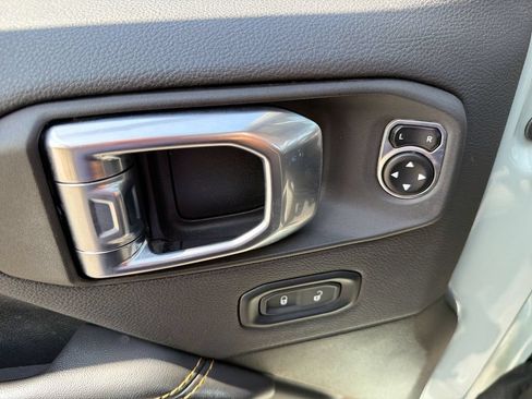Used 2024 Jeep Wrangler Unlimited Sahara AWD/4WD image 15