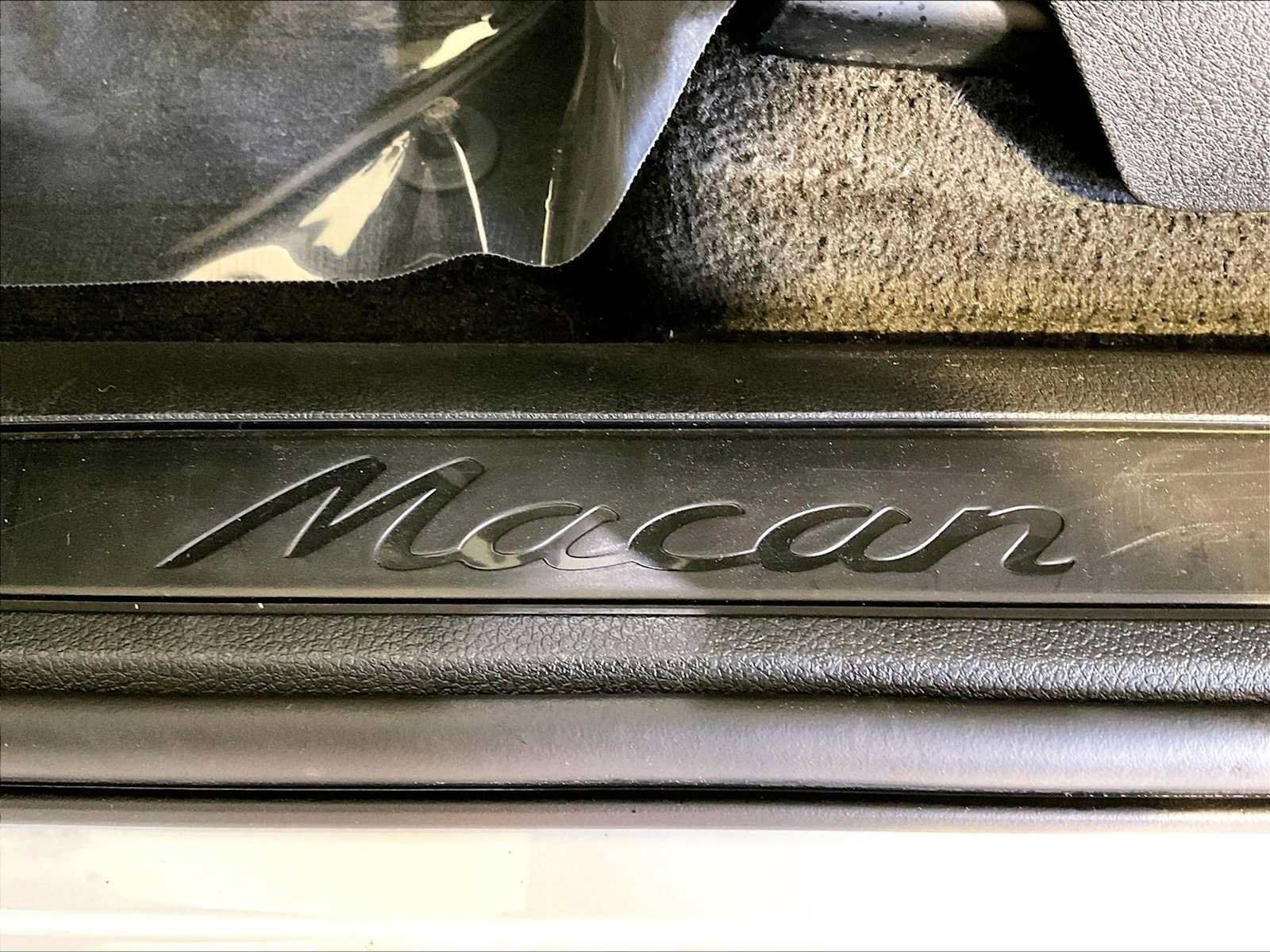Certified 2023 Porsche Macan AWD/4WD image 19