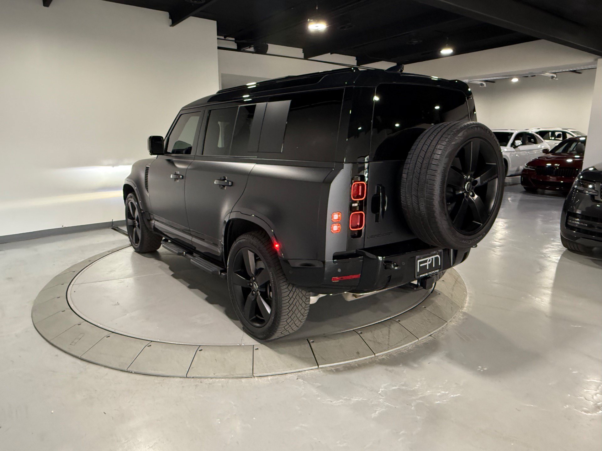 Used 2025 Land Rover Defender 110 X-Dynamic SE AWD/4WD image 13