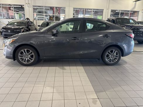 Used 2019 Toyota Yaris LE FWD image 3