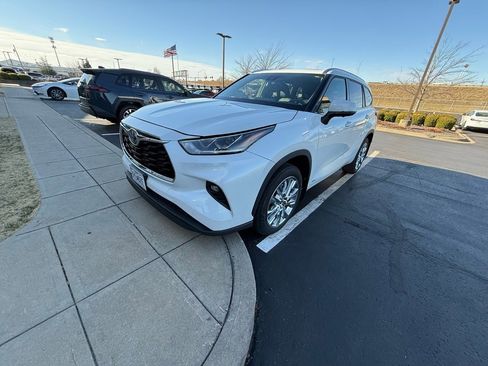 Used 2023 Toyota Highlander Limited image 7