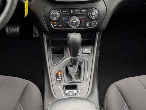 Used 2019 Jeep Cherokee Latitude w/ Popular Appearance Group FWD image 23