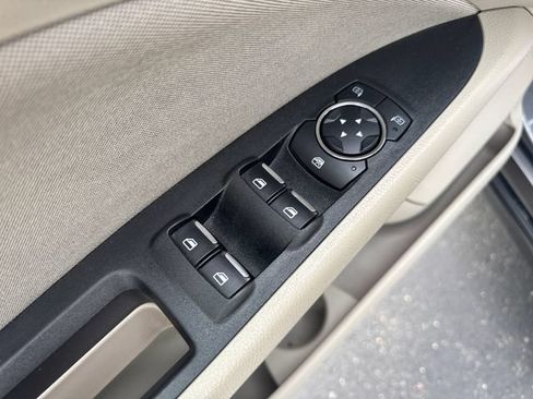 Used 2019 Ford Fusion SE FWD image 12
