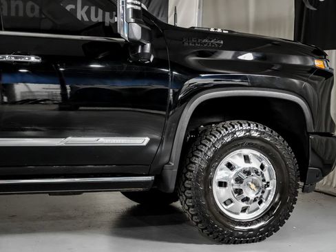 Used 2025 Chevrolet Silverado 3500 High Country w/ Technology Package AWD/4WD image 7
