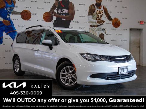 Used 2017 Chrysler Pacifica Touring image 1