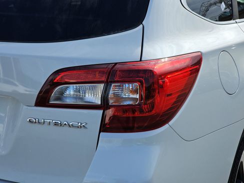 Used 2018 Subaru Outback 2.5i Limited image 11