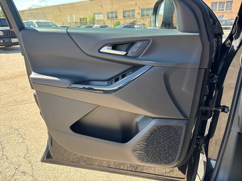 Used 2025 Chevrolet Equinox LT FWD image 18
