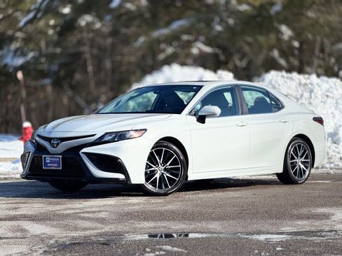 Used 2023 Toyota Camry SE image 1