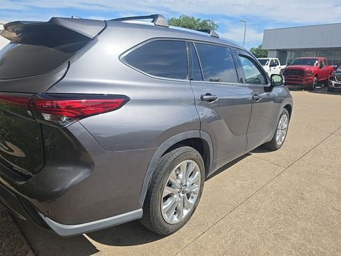 Used 2021 Toyota Highlander Limited FWD image 4