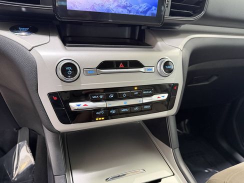 Used 2023 Ford Explorer XLT AWD/4WD image 10