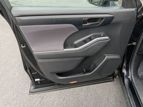 Used 2023 Toyota Highlander LE image 14