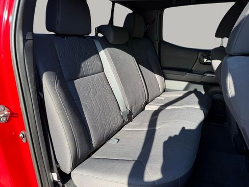 Used 2016 Toyota Tacoma TRD Sport w/ Towing Package image 40