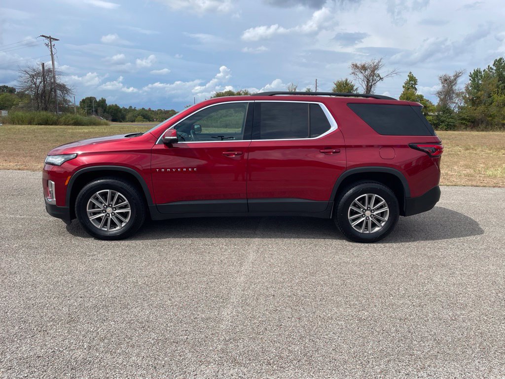 Used 2023 Chevrolet Traverse LT FWD image 2