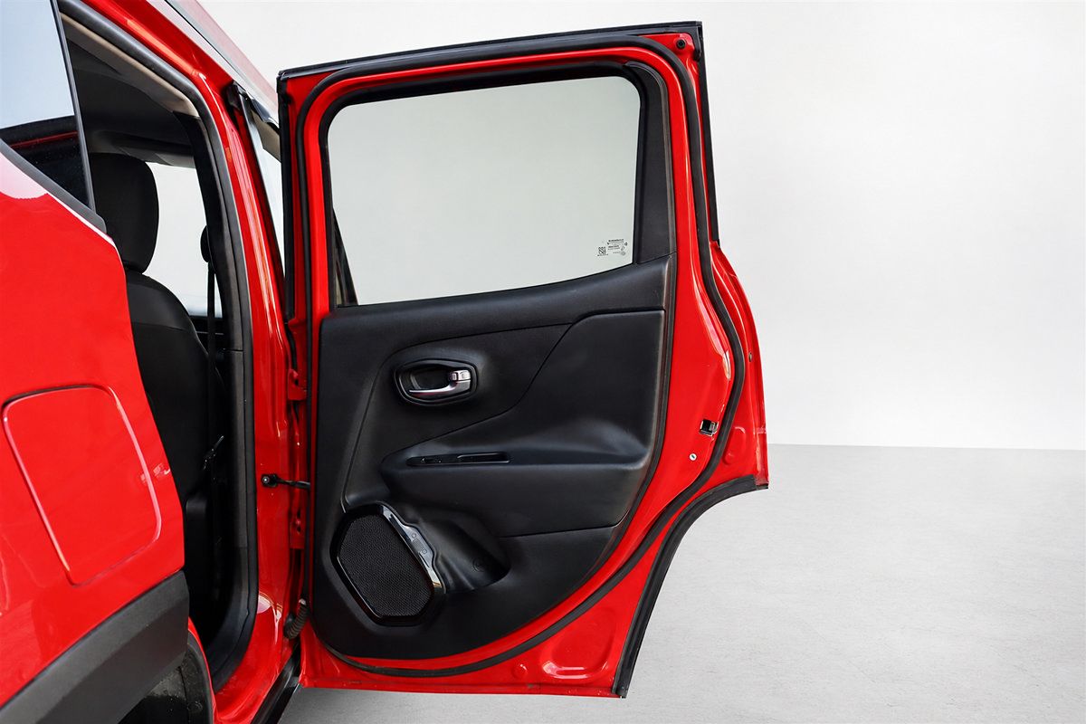 Used 2017 Jeep Renegade Altitude FWD image 13