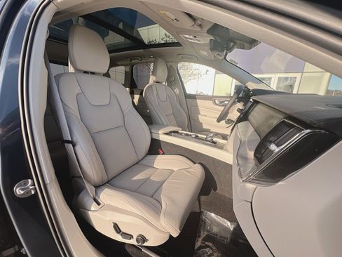 Certified 2023 Volvo XC60 B5 Ultimate w/ Climate Package image 27