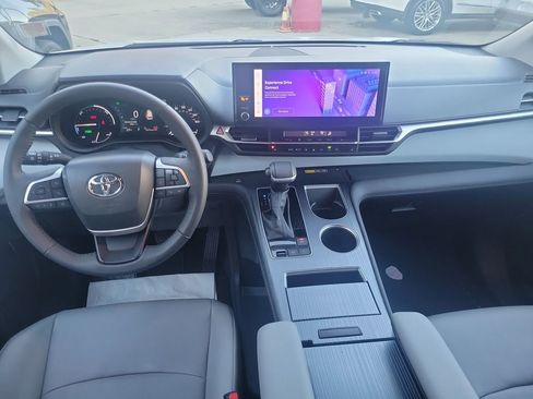 Used 2025 Toyota Sienna XLE image 20