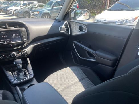Used 2025 Kia Soul LX w/ LX Technology Package FWD image 30
