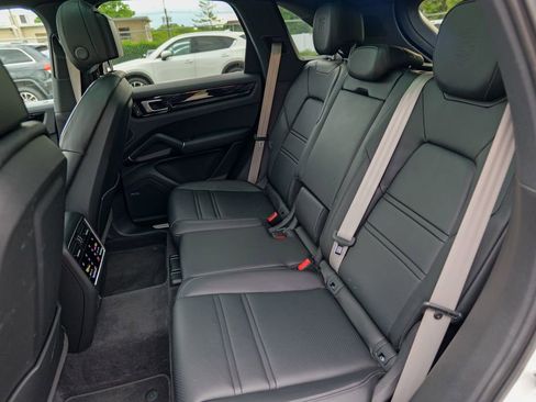 Used 2023 Porsche Cayenne Platinum Edition AWD/4WD image 30