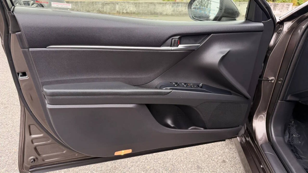 Used 2018 Toyota Camry LE w/ Moonroof Package FWD image 10