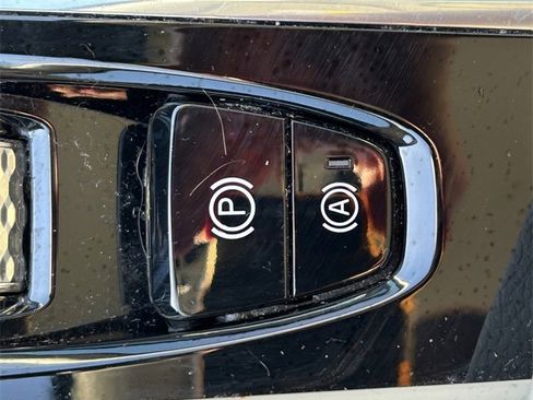 Used 2021 Volvo XC60 T5 Momentum w/ Protection Package Premier image 30