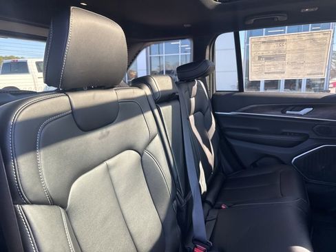 New 2025 Jeep Grand Cherokee Limited w/ Black Appearance Package image 28