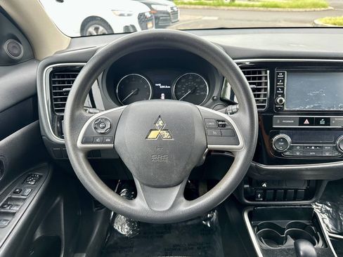 Used 2019 Mitsubishi Outlander ES FWD image 18