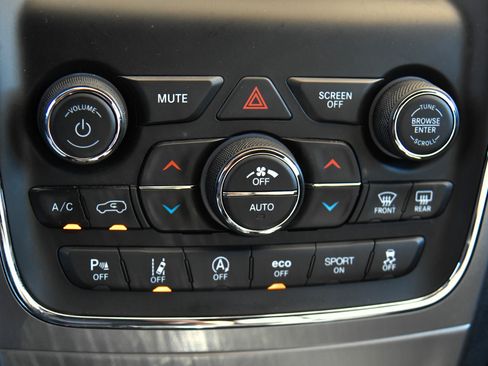 Used 2021 Jeep Grand Cherokee Laredo image 24