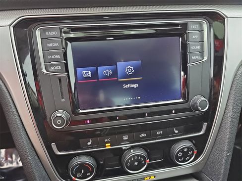 Used 2019 Volkswagen Passat 2.0T Wolfsburg w/ Wheels & Sunroof Package image 25