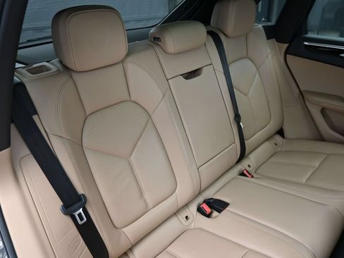 Certified 2022 Porsche Macan AWD/4WD image 28