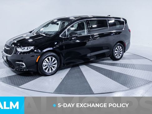 Used 2024 Chrysler Pacifica Select image 3